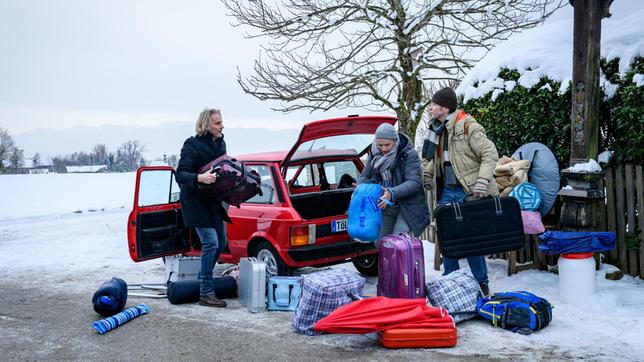 Gerry (Johannes Huth), Max (Stefan Hartmann) und Michael (Erich Altenkopf) geben alles, um das Auto zu beladen.