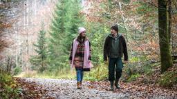 Gerry (Johannes Huth) nimmt Merle (Michaela Weingartner) auf eine Wanderung mit.