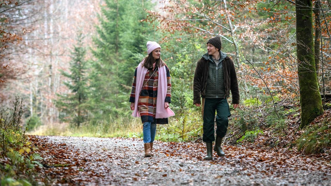 Gerry (Johannes Huth) nimmt Merle (Michaela Weingartner) auf eine Wanderung mit.