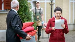 Gerry (Johannes Huth) und Alfons (Sepp Schauer) beobachten, wie Shirin (Merve Çakır) die Flaschenpost liest.