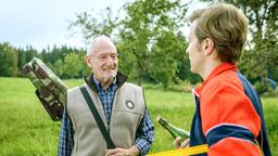 Gerry (Johannes Huth) und Alfons (Sepp Schauer) beratschlagen, wie sie die Empfängerin der Flaschenpost finden könnten.