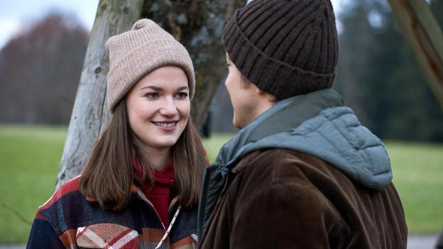 Gerry (Johannes Huth) und Merle (Michaela Weingartner) stellen fest, dass sie gerne Zeit miteinander verbringen.