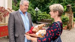 Geschenkkorb zum Abschied: André (Joachim Lätsch) verabschiedet sich schweren Herzens von Linda (Julia Grimpe).