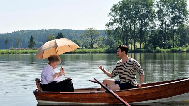 Goran (Saša Kekez) legt sich mächtig ins Zeug, um Hildegard (Antje Hagen) von Zuhause fern zu halten.