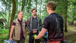 Hannes (Pablo Konrad) erzählt Max (Stefan Hartmann) von seinem Verdacht, dass Florian sich in der Höhle infiziert haben könnte. Ein Experte (Komparse) soll Proben aus der Höhle nehmen.