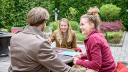 Hannes (Pablo Konrad), Selina (Katja Rosin) und Maja (Christina Arends) feiern Hannes' geplante Investition in die Reithalle.