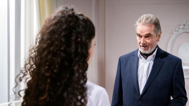 Heinrich (Ralph Schicha) macht Shirin (Merve Çakır) eine deutliche Ansage.