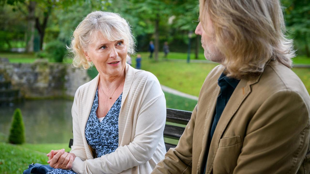 Helene (Sabine Werner, l., mit Erich Altenkopf) ist von Andrés Verhalten verunsichert.