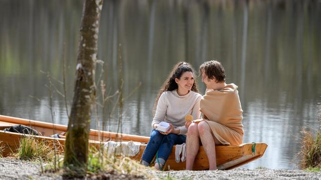 Hennings Gemeinheit ist fehlgeschlagen, und Gerry (Johannes Huth) steht vor Shirin (Merve Çakır) als Held da.