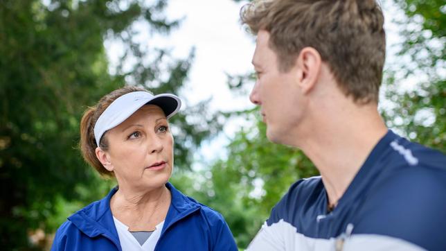 Henry (Patrick Dollmann) fängt langsam an, Marianne (Bettina Redlich) zu vertrauen.