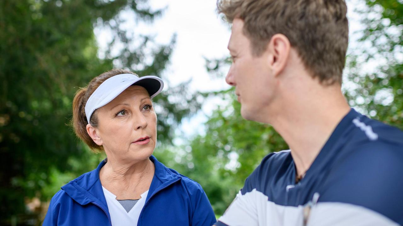 Henry (Patrick Dollmann) fängt langsam an, Marianne (Bettina Redlich) zu vertrauen.