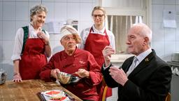 Hildegard (Antje Hagen) ist gespannt, als Alfons (Sepp Schauer) die Desserts von Josie (Lena Conzendorf) und André (Joachim Lätsch) vergleicht.