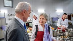 Hildegard (Antje Hagen) macht bei Werner (Dirk Galuba) ihrem Unmut über Roberts Ansagen Luft (mit Komparsen, h.).