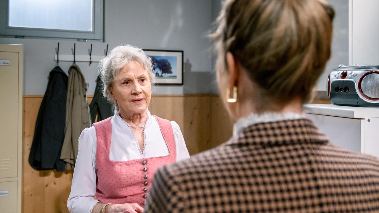 Hildegard (Antje Hagen) spricht Greta (Laura Osswald) offen auf ihren manipulierten Lebenslauf an.