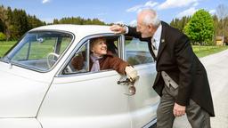 Hildegard (Antje Hagen) überrascht Alfons (Sepp Schauer) mit einer Oldtimer-Fahrt.