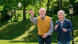 Hildegard (Antje Hagen) und Alfons (Sepp Schauer) freuen sich über ihr gemeinsames Hobby.