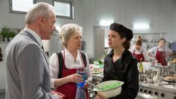 Hildegard (Antje Hagen) und Magda (Sidonie von Krosigk, r. mit Komparsen, h,) wollen von Werner (Dirk Galuba) wissen, wo André steckt.