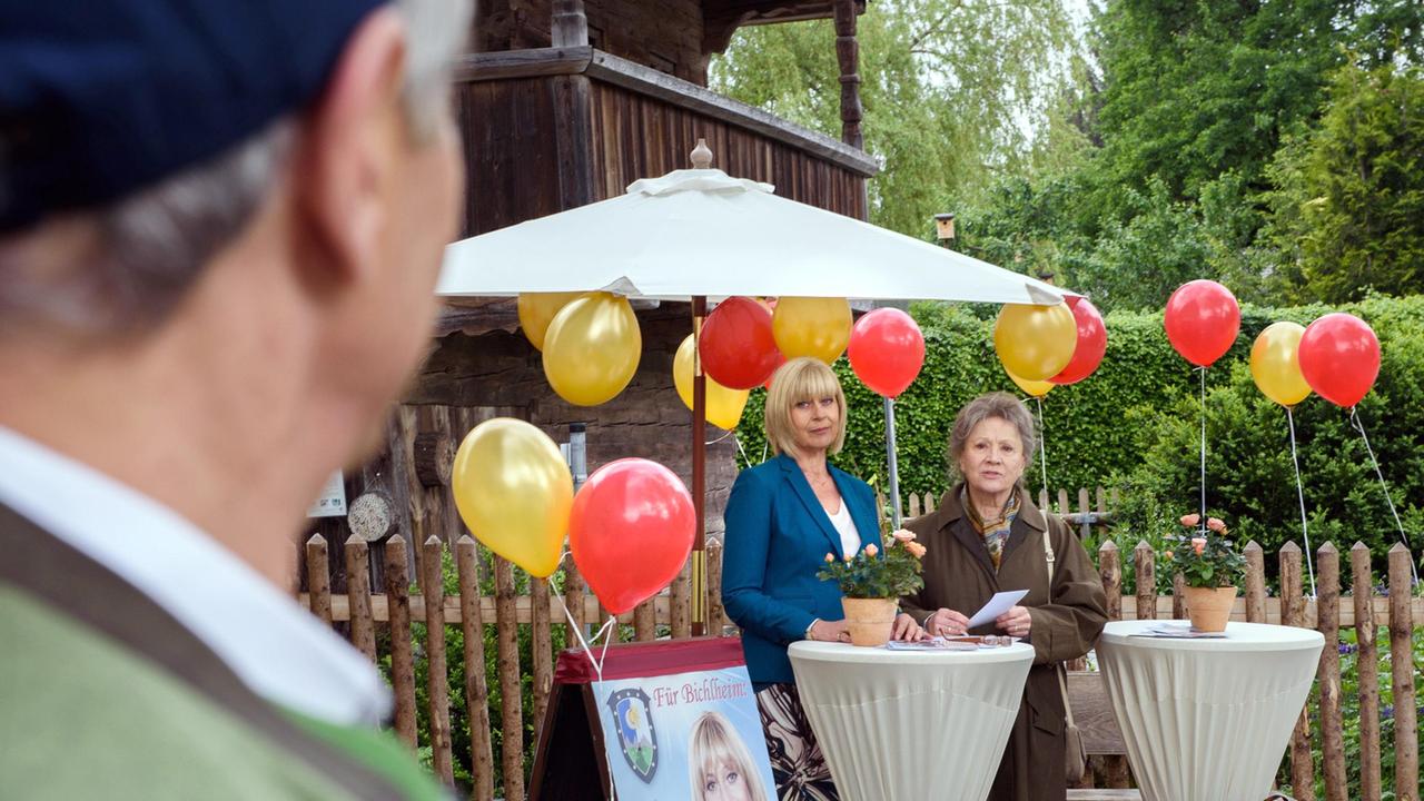 Hildegard (Antje Hagen) unterstützt Charlotte (Mona Seefried) im Wahlkampf gegen Friedrich (Dietrich Adam).