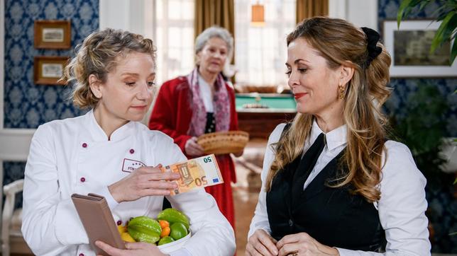 Hildegard (Antje Hagen) wird Zeugin einer Geldübergabe zwischen Yvonne (Tanja Lanäus) und Bettina (Natalie Hünig).