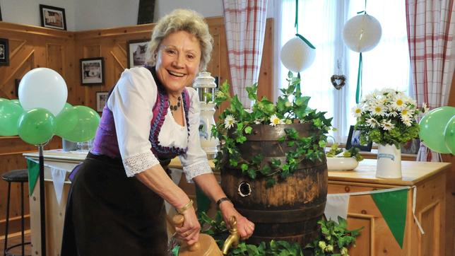 Hildegard (Antje Hagen) zapft beim Schützenfest das erste Fass an und löst dadurch einen kleinen Skandal aus. Denn eine solche ‚Amtshandlung‘ ist eigentlich strikt den Männern vorbehalten.