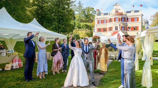 Hochzeit: Christoph (Dieter Bach.), Selina (Katja Rosin), Maja (Christina Arends), Florian (Arne Löber), Margit (Michaela Stögbauer), Tobias (Max Beier) und Lucy (Jennifer Siemann) stoßen auf das Brautpaar Franzi (Léa Wegmann) und Tim (Florian Frowein) an.