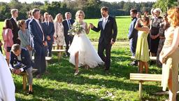 Hochzeit: Cornelius (Christoph Mory, Mitte) führt seine Tochter Maja (Christina Arends, Mitte) zum Altar, während Erik (Sven Waasner, vorne) sich Vorwürfe macht, die Ringe vergessen zu haben (mit Sophia Schiller, r. und KomparsInnen).