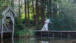 Hochzeit: Denise (Helen Barke) und Joshua (Julian Schneider) ziehen sich an den See zurück.