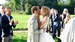 Hochzeit: Die Hochzeitsgesellschaft um Erik (Sven Waasner) jubelt, als sich Maja (Christina Arends) und Florian (Arne Löber) nach dem Ja-Wort küssen (mit Komparserie).