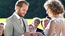 Hochzeit: Florian (Arne Löber) steckt Maja (Christina Arends) ihren Ehering an (mit KomparsInnen, h.).