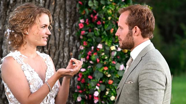 Hochzeit: Florian (Arne Löber) überrascht Maja (Christina Arends) zu ihrer Hochzeit mit einem ganz besonderen Geschenk.