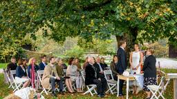 Hochzeit: Henry (Patrick Dollmann) und Jessica (Isabell Ege) werden vor Robert (Lorenzo Patané), Alfons (Sepp Schauer), Marianne (Bettina Redlich), Hildegard (Antje Hagen), Paul (Sandro Kirtzel) und den anderen Hochzeitsgästen (Komparsen) von der Standesbeamtin Wiener (Stefanie Oestreich) getraut.