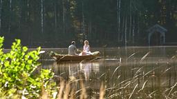 Hochzeit: Maja (Christina Arends) und Florian (Arne Löber) fahren mit dem Boot zu ihrer Hochzeitsfeier.