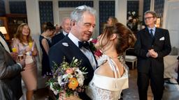 Hochzeit: Melli (Bojana Golenac) und André (Joachim Lätsch) feiern ihre Hochzeit im Kreis ihrer Liebesten.