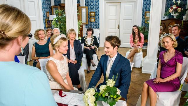 Hochzeit: Natascha (Melanie Wiegmann), Charlotte (Mona Seefried) und Beatrice (Isabella Hübner) sind Gäste bei der Trauung von Luisa (Magdalena Steinlein) und David (Michael). Standesbeamtin Antonia Wiener (Stefanie Oestreich, l., mit Komparsen).