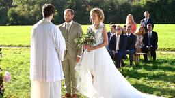 Hochzeit: Pfarrer Schwabeneder (Dan Glazer) vermählt Maja (Christina Arends) und Florian (Arne Löber, M. mit Komparserie, h.).