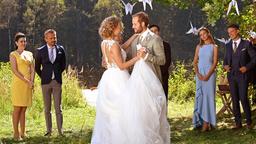 Hochzeit: Shirin (Merve Çakır, h.), Erik (Sven Waasner, h.), Gerry (Johannes Huth, h.), Pfarrer Schwabeneder (Dan Glazer, h.), Lia (Deborah Müller, h.) und Robert (Lorenzo Patané, h.) sehen Maja (Christina Arends) und Florian (Arne Löber) gerührt bei ihrem Hochzeitstanz zu.