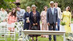 Hochzeit: Standesbeamtin Wiener (Stefanie Oestreich, 4.v.l..), Oma Anna (Doris Buchrucker), Denise (Helen Barke), Werner (Dirk Galuba), Paul (Sandro Kirtzel) und Romy (Désirée von Delft) sind erleichtert, als sie endlich die Braut erblicken (mit Komparsen).