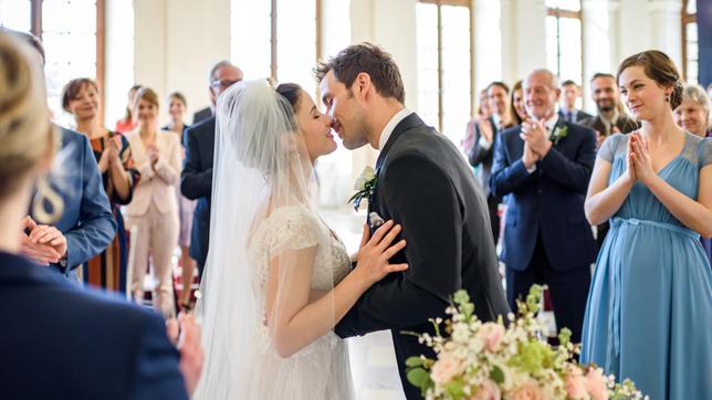 Hochzeit: Tina (Christin Balogh) und die Hochzeitsgäste applaudieren dem Brautpaar Clara (Jeannine Wacker) und Adrian (Max Alberti).