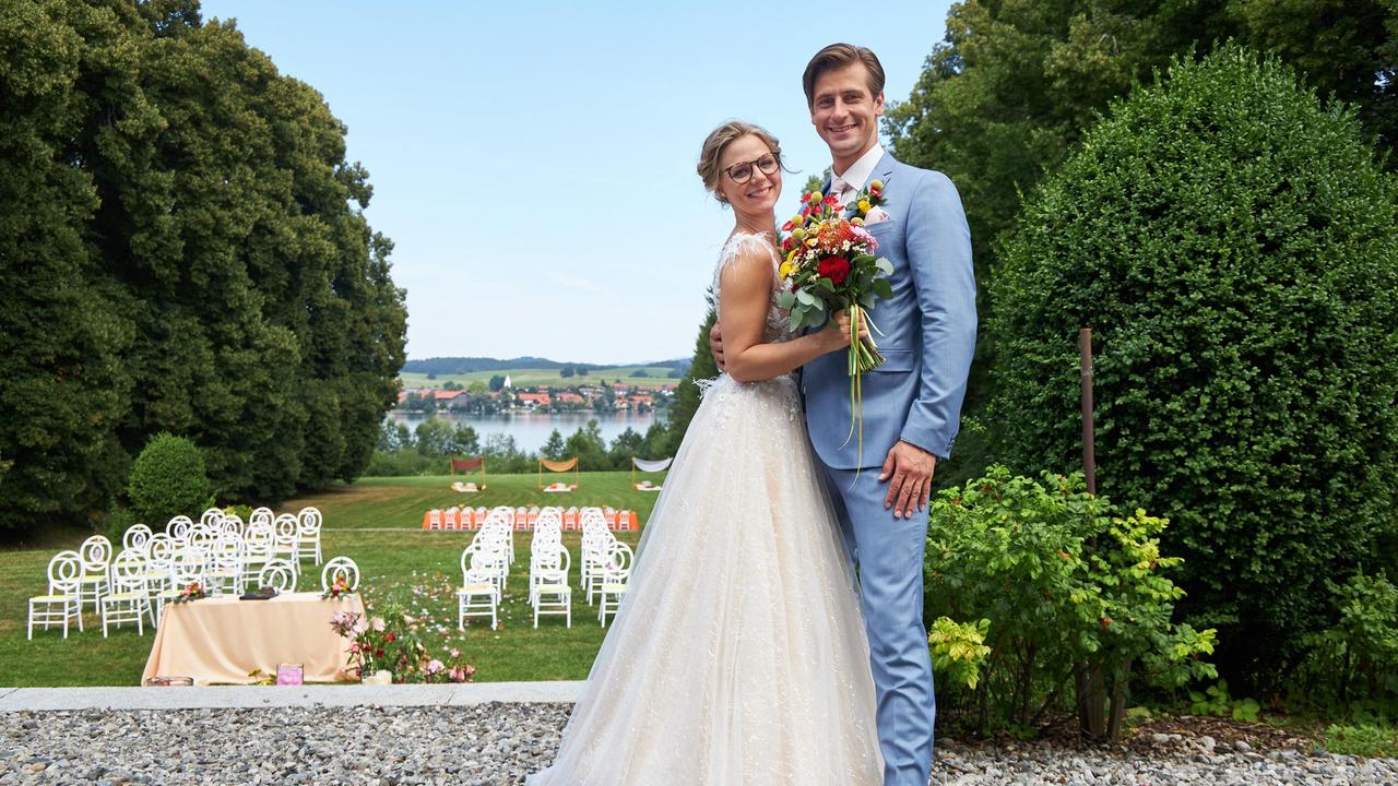 Hochzeit von Josie (Lena Conzendorf) und Paul (Sandro Kirtzel).