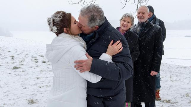 Hochzeit: Vor den Augen von Hildegard (Antje Hagen) und Alfons (Sepp Schauer) werden André (Joachim Lätsch) und Melli (Bojana Golenac) endlich zu Mann und Frau.