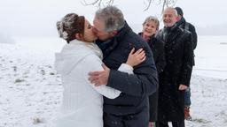 Hochzeit: Vor den Augen von Hildegard (Antje Hagen) und Alfons (Sepp Schauer) werden André (Joachim Lätsch) und Melli (Bojana Golenac) endlich zu Mann und Frau.