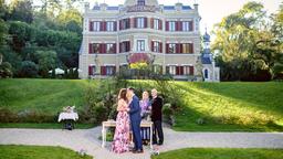 Hochzeitstag: Eva (Uta Kargel) und Robert (Lorenzo Patané) geben sich vor Valentina (Paulina Hobratschk, h.), Alfons (Sepp Schauer) und Hildegard (Antje Hagen), im Garten des "Fürstenhof", erneut das Jawort.