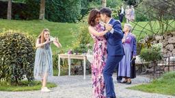 Hochzeitstag: Valentina (Paulina Hobratschk) filmt den Hochzeitstanz von Eva (Uta Kargel) und Robert (Lorenzo Patané) in Anwesenheit von Alfons (Sepp Schauer) und Hildegard (Antje Hagen, r. mit Komparsen).