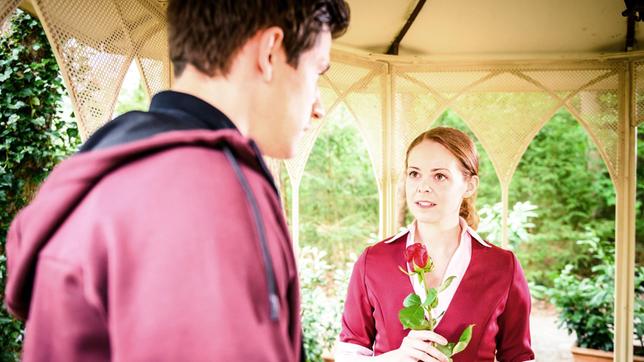 Im Traum bittet Lucy (Jennifer Siemann) Paul (Sandro Kirtzel) sie zu küssen.