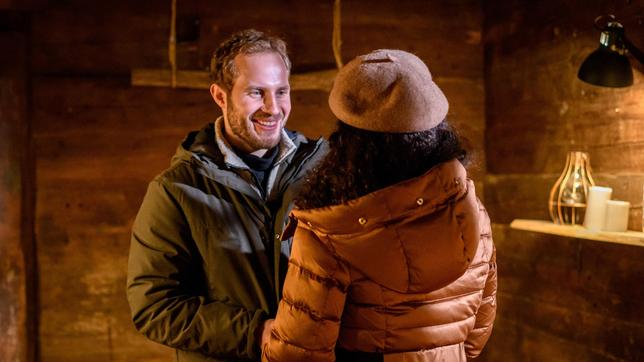 In der Waldhütte kommen sich Florian (Arne Löber) und Shirin (Merve Çakır) gefährlich nah.