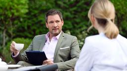 Jessica (Isabell Ege) fordert Christoph (Dieter Bach) auf, ihr zu helfen.