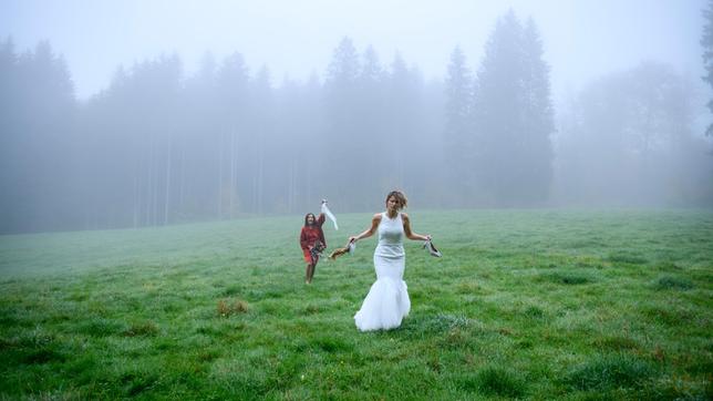 Jessica (Isabell Ege) hat Angst, Henry zu verlieren und macht sich eilig auf den Weg zu ihm. Die schwangere Eva (Uta Kargel) schafft es nicht mehr, Jessica einzuholen.