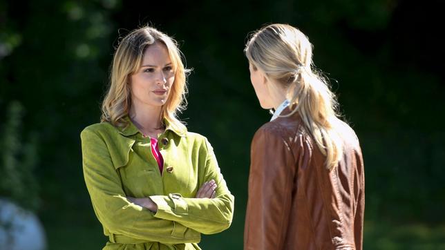 Bild: ARD/Christof Arnold Jessica (Isabell Ege) kann ihre Eifersucht auf Alicia (Larissa Marolt) nicht zurückhalten.