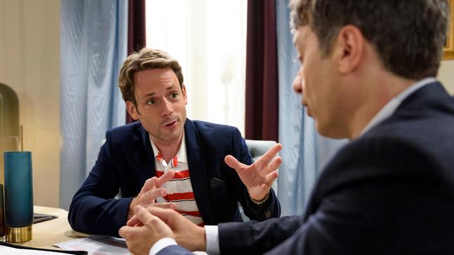 Bild: ARD/Christof Arnold Joe (Matthias Brüggenolte.) bittet Robert (Lorenzo Panaté) um einen Job im "Fürstenhof".
