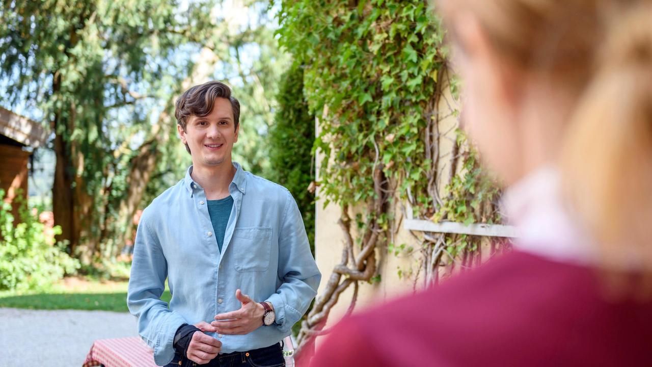 Joell (Peter Lewys Preston) lädt Lucy (Jennifer Siemann) zu sich ein.